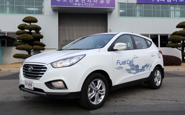 Hyundai ix35 Fuel Cell 2013-2.jpg